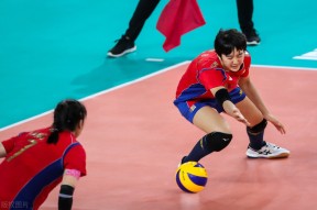  排球季后赛上演强强对话，瓯越霹雳队翻盘姑苏天虎队，战术调整见效；韧性与执行并存